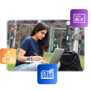 Une étudiante est assise sur l'herbe devant une université, écrivant dans un cahier avec son ordinateur portable ouvert devant elle et un sac à dos à côté d'elle