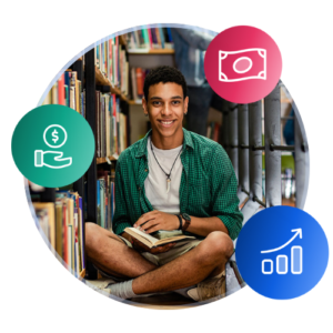 Un étudiant international est assis en tailleur dans une bibliothèque, tenant un livre ouvert et souriant