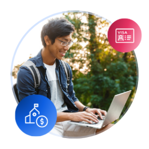 Un étudiant international de sexe masculin est assis avec un ordinateur portable ouvert sur le campus au coucher ou au lever du soleil.