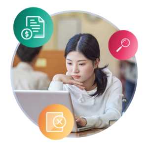 Étudiant international regardant un ordinateur portable