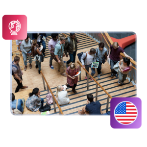 Les étudiants montent et descendent un large escalier avec des balustrades, avec des illustrations d'un globe et du drapeau américain