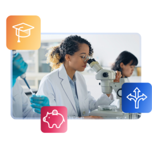 Un étudiant international examine un spécimen au microscope dans un laboratoire