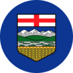 Un écusson surmonté d'une croix rouge sur fond blanc ; sous la croix, un ciel bleu derrière des montagnes enneigées, des collines verdoyantes et des terres agricoles avec du blé doré, représentant l'emblème officiel de l'Alberta