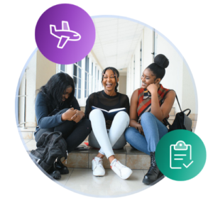 Trois étudiants internationaux sont assis dans un couloir lumineux en haut d'un escalier.