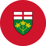Écusson de l'Ontario : un fond rouge, sur lequel repose un écu, divisé en deux parties : une croix rouge sur fond blanc, au-dessus d'un trio de feuilles d'érable dorées sur fond vert forêt.