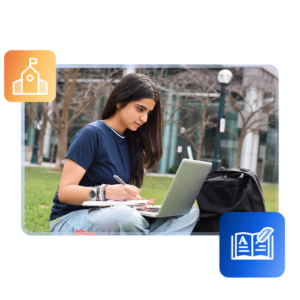 Un étudiant international regarde un ordinateur portable alors qu’il est assis dans un quad universitaire herbeux.