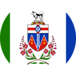Un drapeau partiel du Yukon : un husky au sommet d'une crête rouge, bleue et blanche, encadré en bas et sur les deux côtés par une grande fleur composée rouge. L'écusson est sur un champ blanc, avec une barre verte à gauche et une barre bleue à droite.