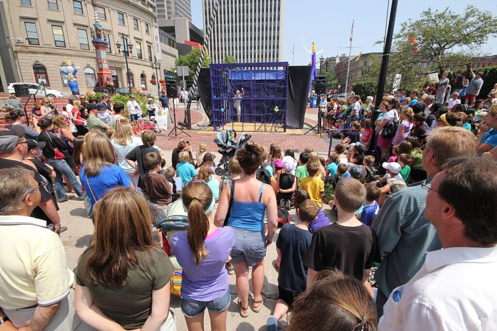 Les habitants se rassemblent pour regarder des artistes de rue au Buskers Festival à Saint John, au Nouveau-Brunswick