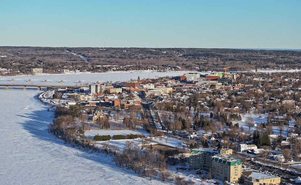 Une ligne d’horizon hivernale de la ville de Fredericton, au Nouveau-Brunswick.