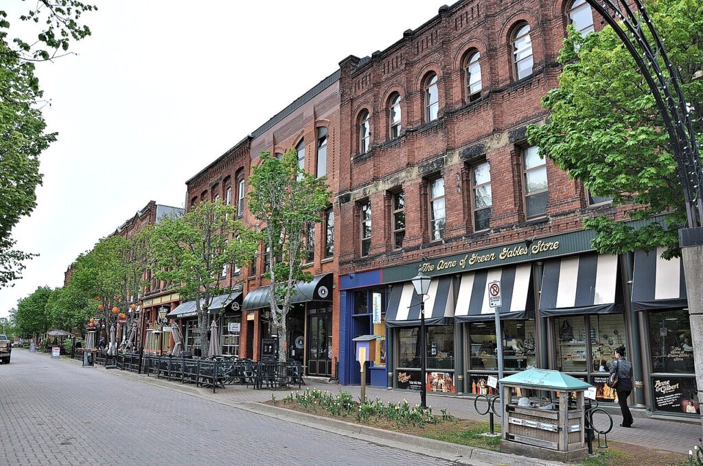 Une rangée d'immeubles en brique de trois étages borde une rue calme de Charlottetown, à l'Île-du-Prince-Édouard